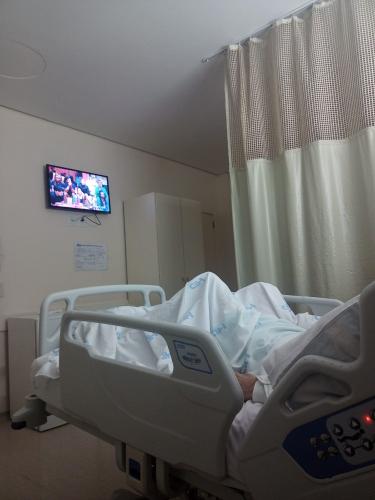 Imagem da Acompanhante de idoso no hospital é obrigatório? Entenda o direito